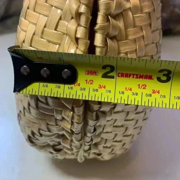 Source Unknown Hard Rattan Purse w Gold Coloured Hardware & Strap Secure Closure - Picture 10 of 12